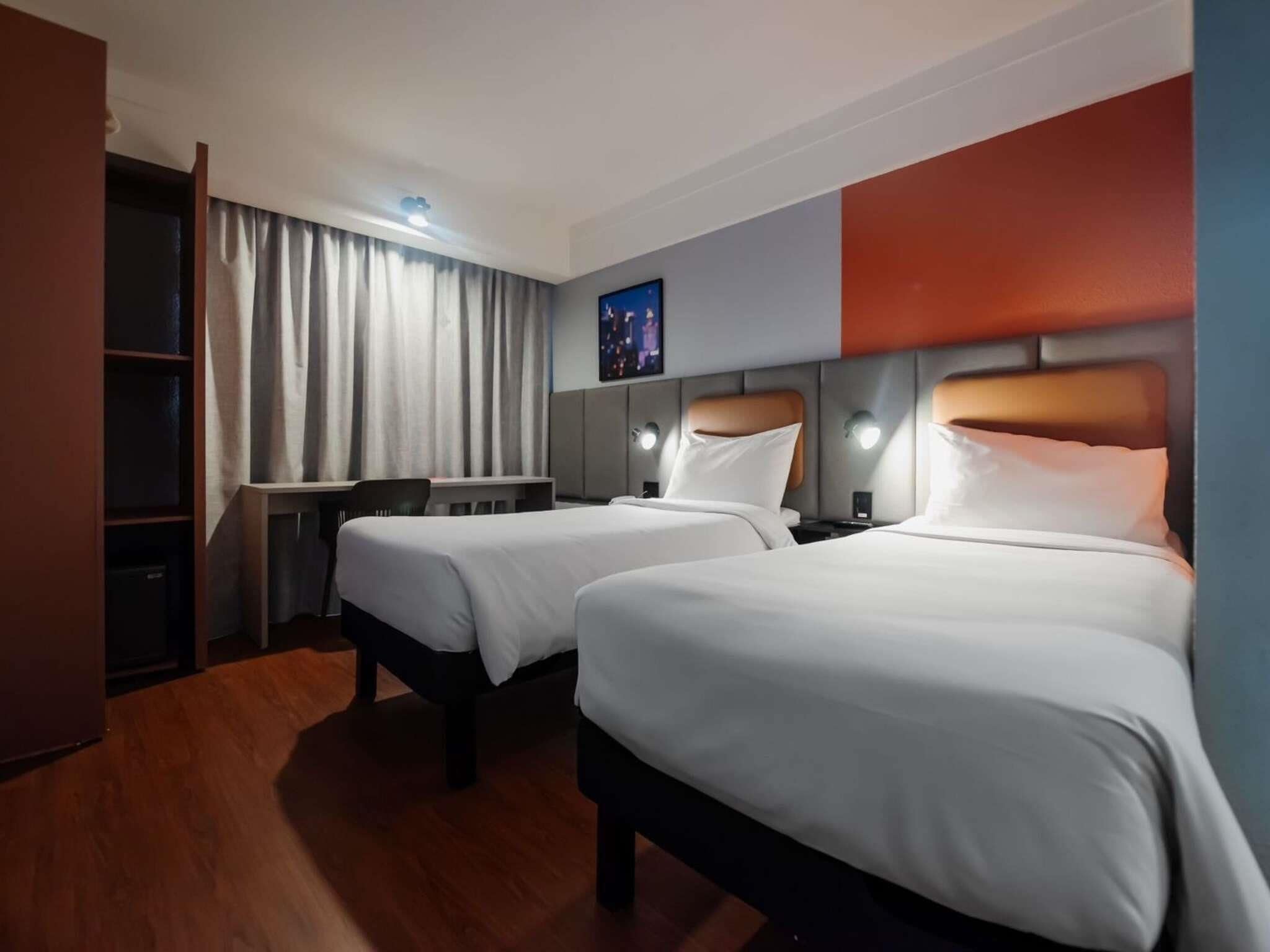 Standard Twin Room, 2 Twin Beds | Minibar, in-room safe, desk, iron/ironing board