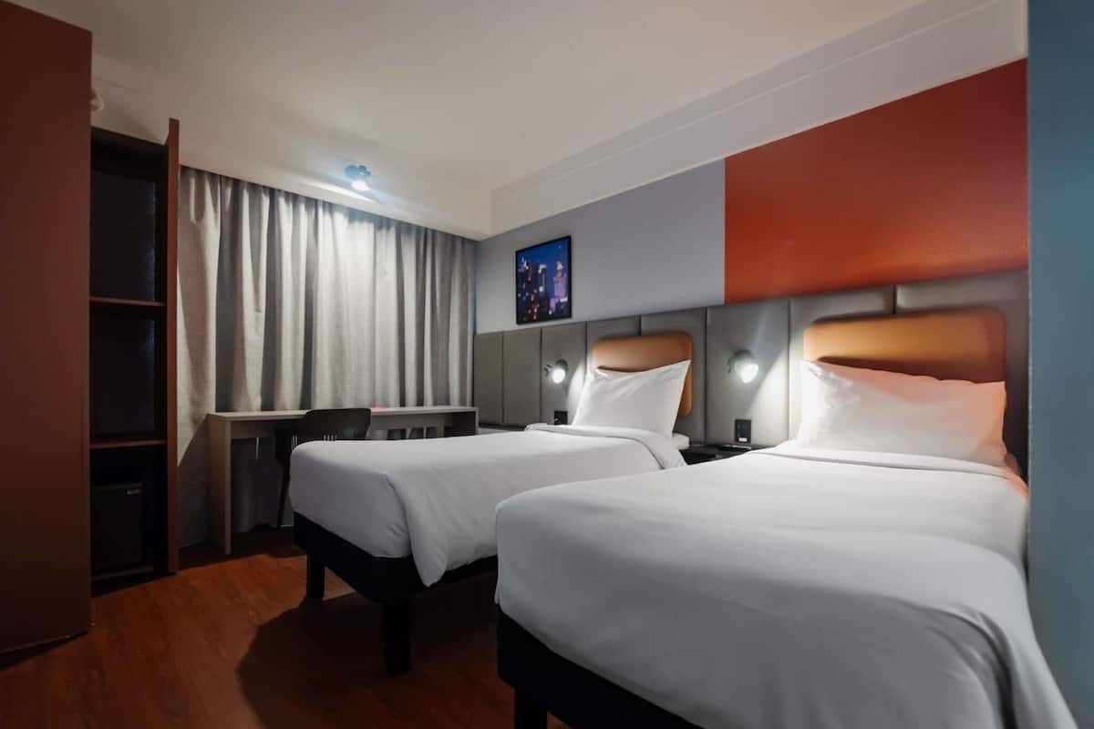 Standard Twin Room, 2 Twin Beds | Minibar, in-room safe, desk, iron/ironing board