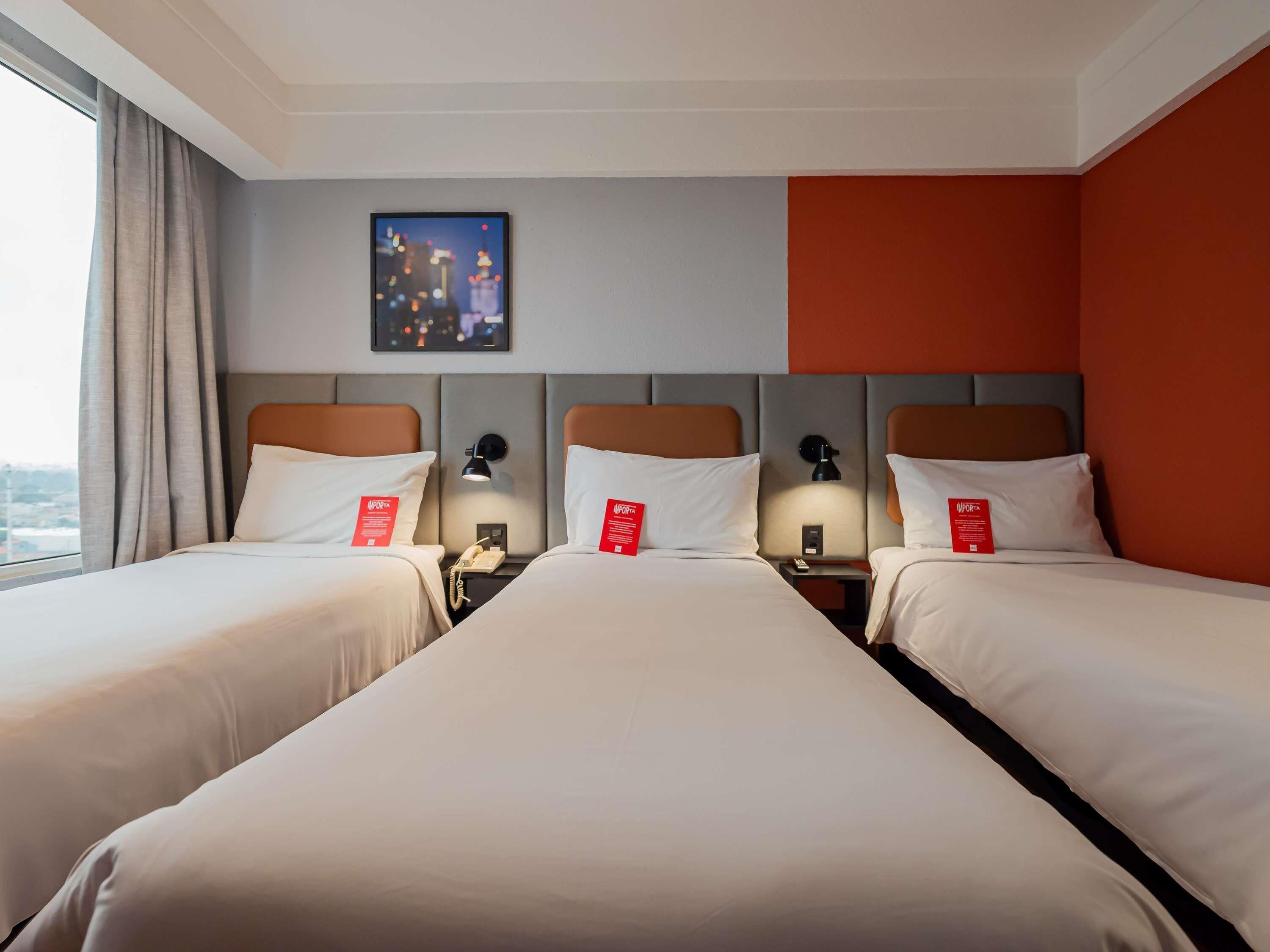 Quarto triplo standard, 3 camas de solteiro | Frigobar, cofres nos quartos, escrivaninha