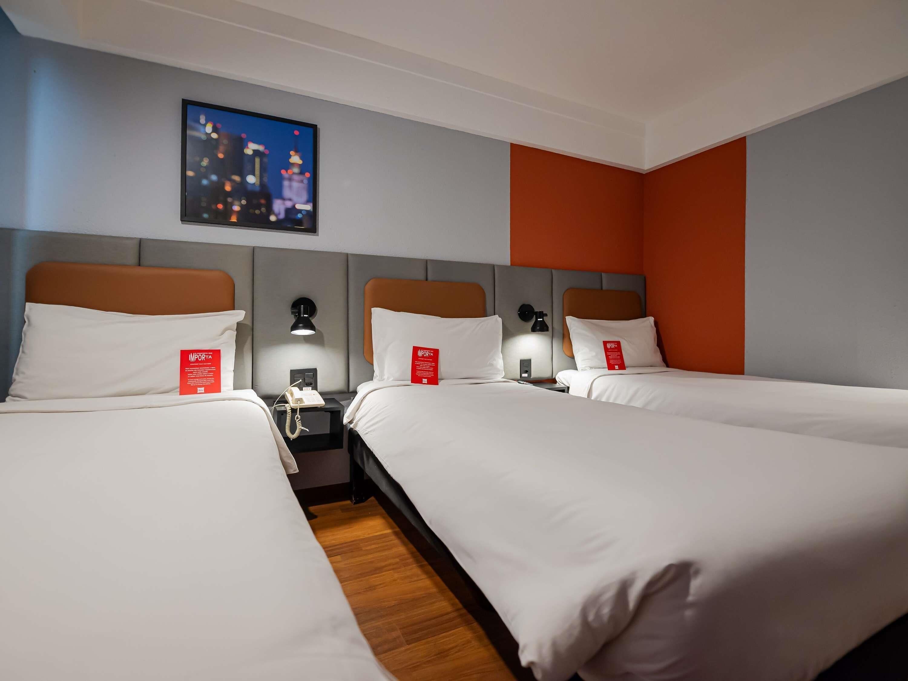 Standard Triple Room, 3 Katil Bujang (Single) | Bar mini, peti besi dalam bilik, meja, seterika/papan seterika 