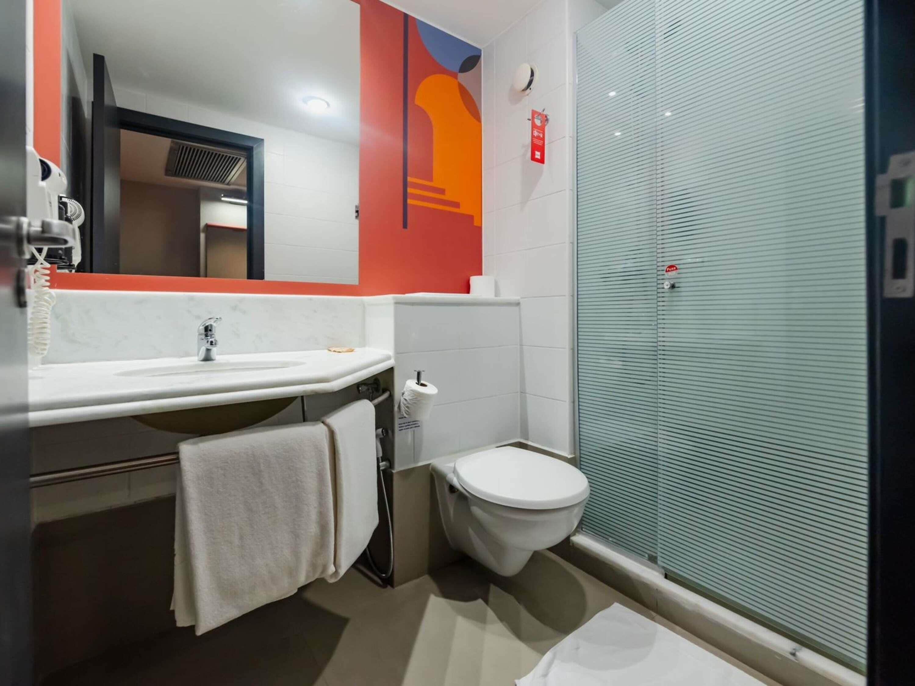 Minibar, caja de seguridad en la habitación y escritorio 