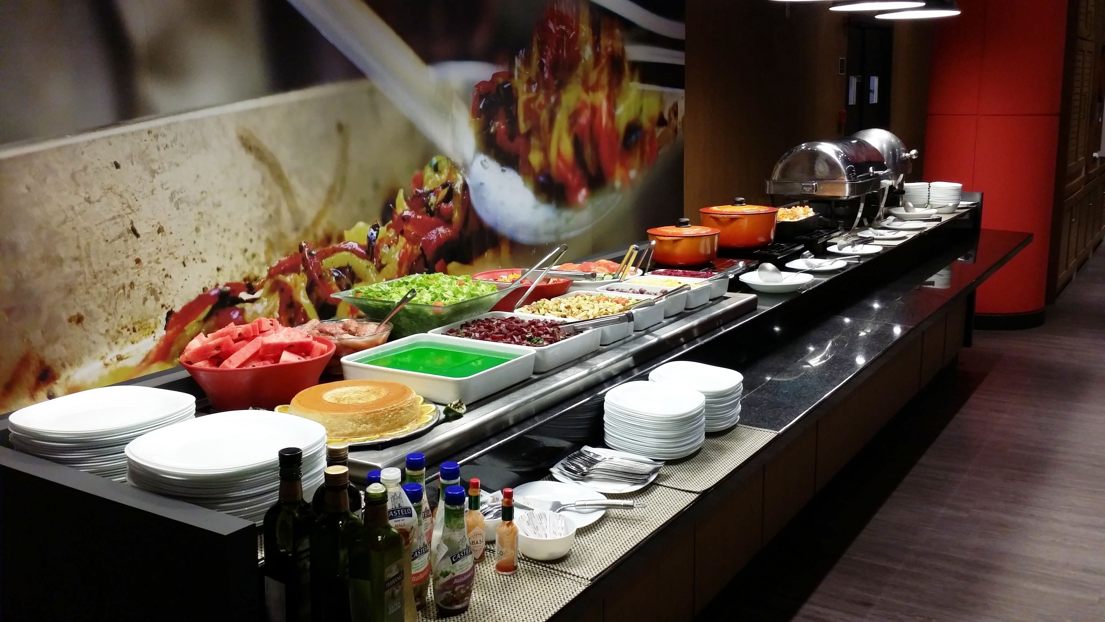 Un buffet con diversi cibi e salse.