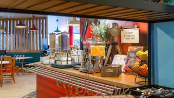 Café da manhã com buffet todos os dias (EUR 12.90 por pessoa)