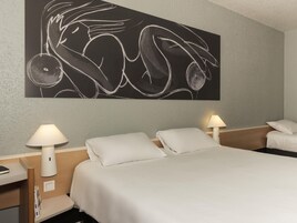 Chambre Standard, plusieurs lits | Coffres-forts dans les chambres, bureau, rideaux occultants