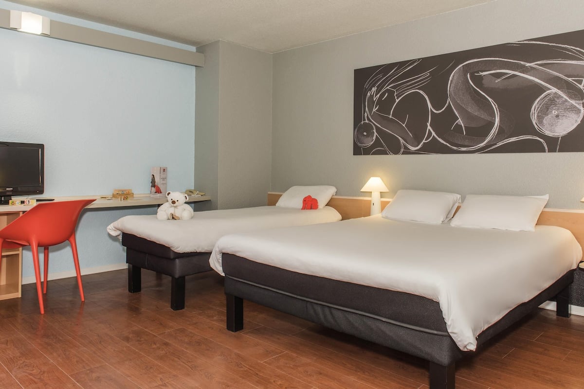 Standardzimmer, Mehrere Betten | Zimmersafe, Schreibtisch, Verdunkelungsvorhänge, schallisolierte Zimmer