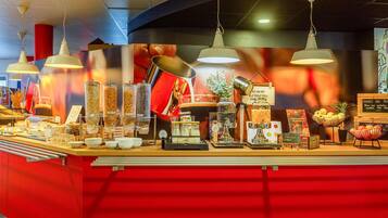 Desayuno buffet todos los días (con cargo)