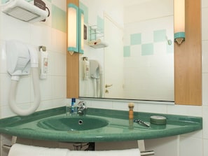 Rainfall showerhead, eco-friendly toiletries, hair dryer, towels
