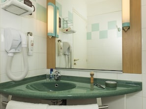 Chambre Standard, 1 lit double | Coffres-forts dans les chambres, bureau, rideaux occultants