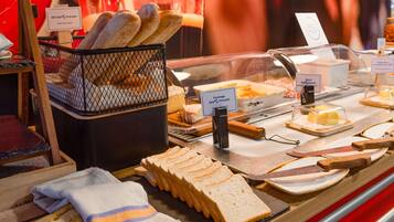 Dagelijks ontbijtbuffet (EUR 12.90 per persoon)