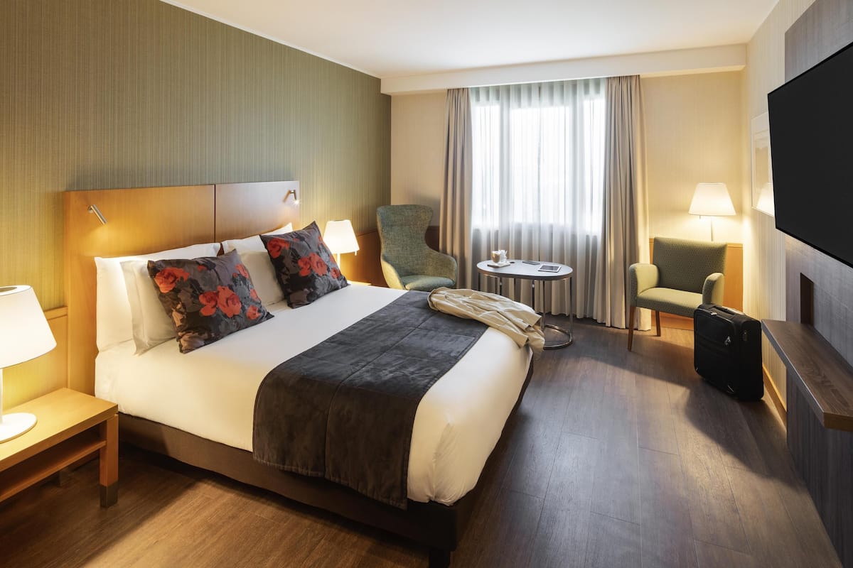 Hypo-allergenic bedding, down duvets, minibar, in-room safe