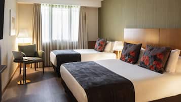 Quarto standard, várias camas | Roupas de cama antialérgicas, edredons de pluma, frigobar