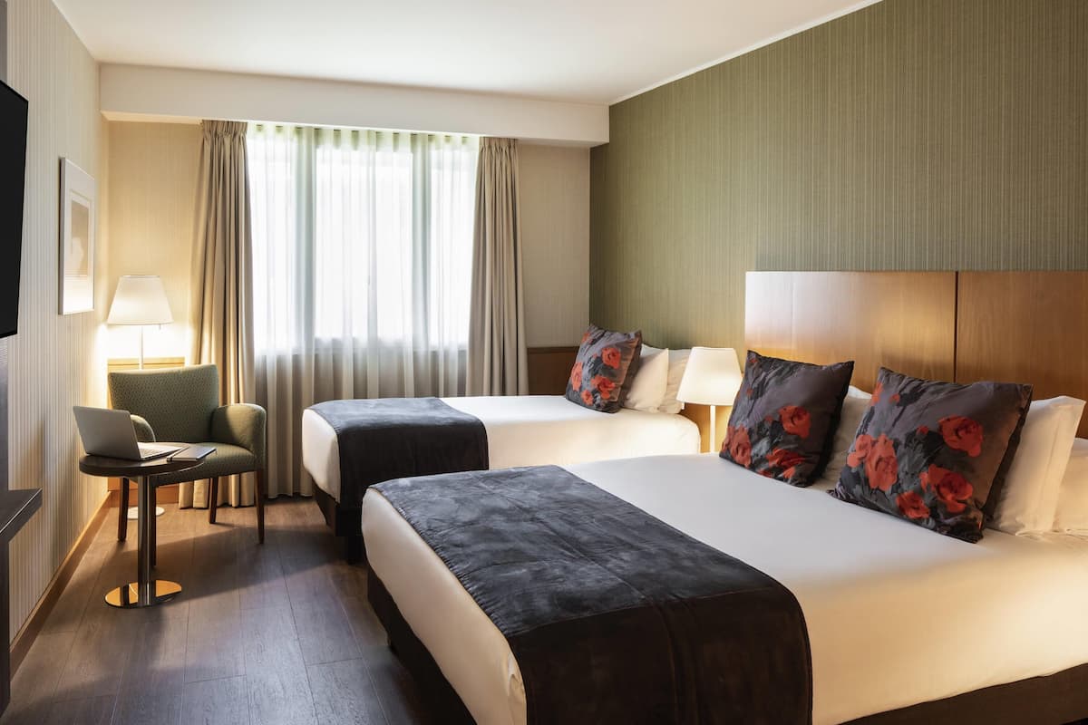 Habitación estándar, varias camas | Ropa de cama hipoalergénica, edredón y minibar