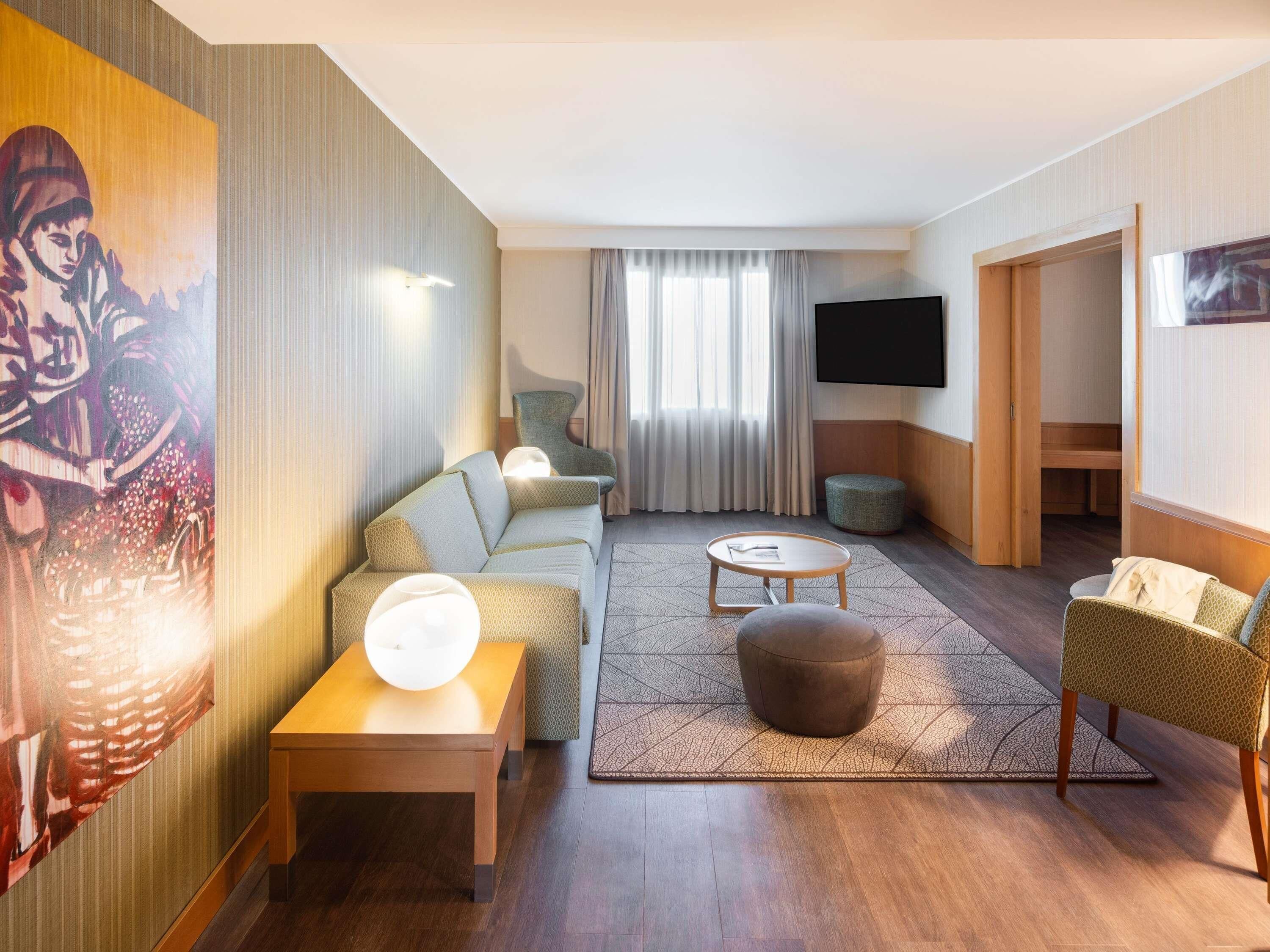 Ropa de cama hipoalergénica, edredones de plumas, minibar y caja fuerte