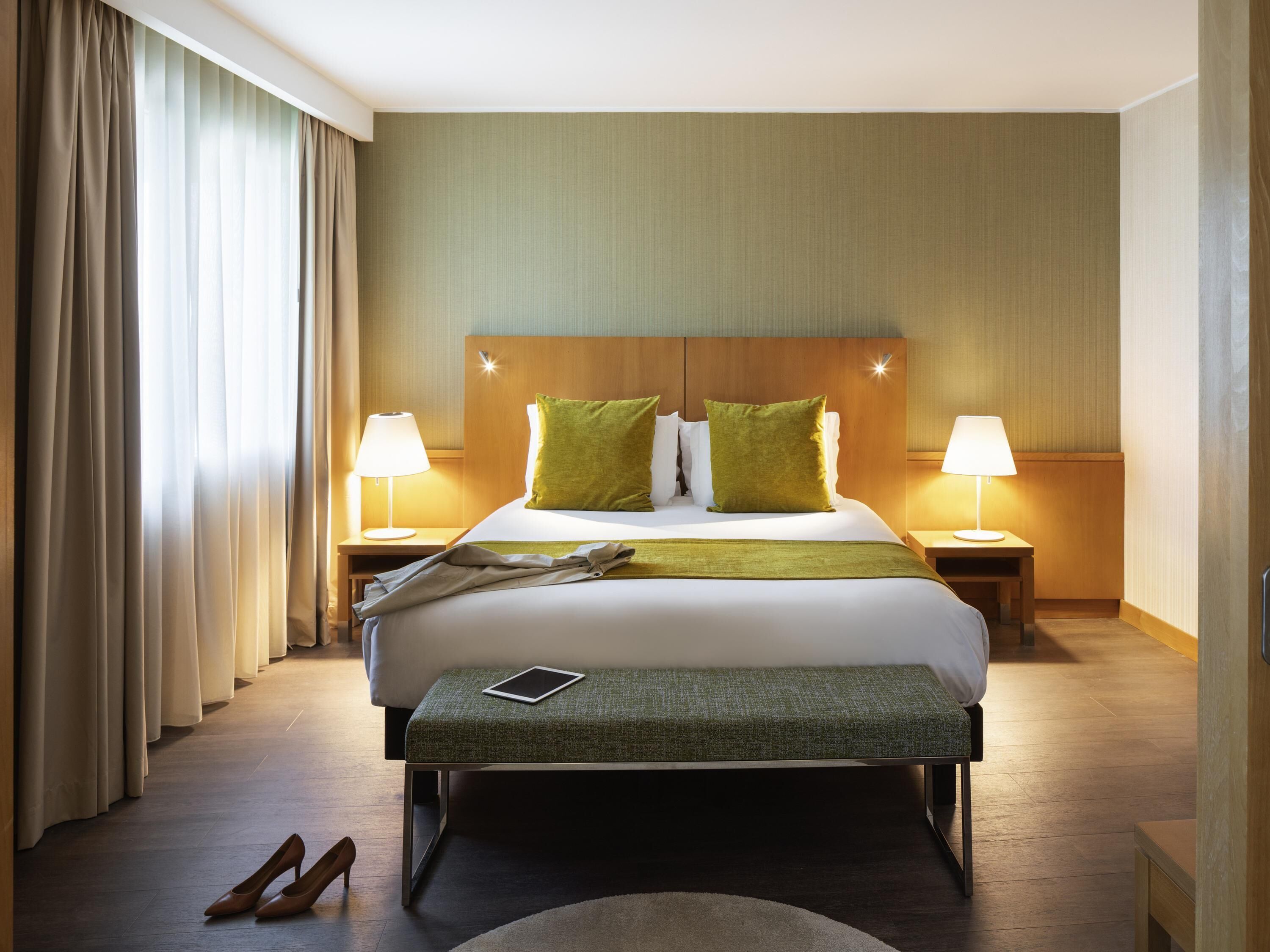 Allergitestet sengetøy, dundyner, minibar og safe på rommet