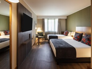Quarto standard, várias camas | Roupas de cama antialérgicas, edredons de pluma, frigobar