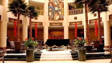 2 restaurantes, café da manhã, local e internacional