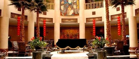 2 か所のレストラン、朝食、ランチ、ディナーに営業 (郷土料理と各国料理)