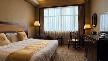 Minibar, in-room safe, individually decorated, desk