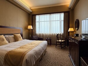 Minibar, in-room safe, individually decorated, desk - Qian Men Jian Guo Hotel (Beijing)