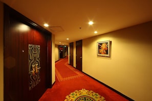 Business King Room | Minibar, in-room safe, individually decorated, desk