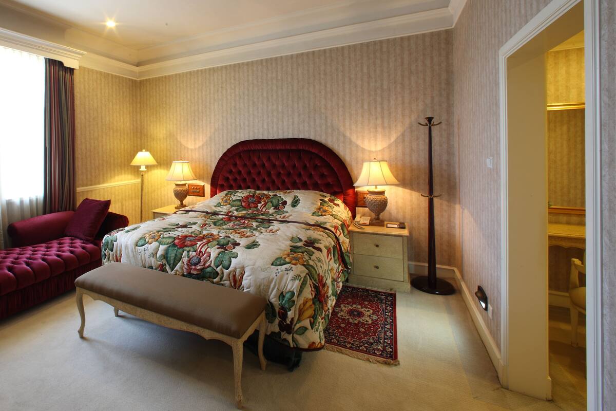 Ambassador Suite | Minibar, in-room safe, desk, blackout curtains
