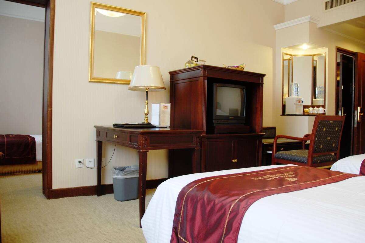 Triple Room | Minibar, in-room safe, desk, blackout curtains