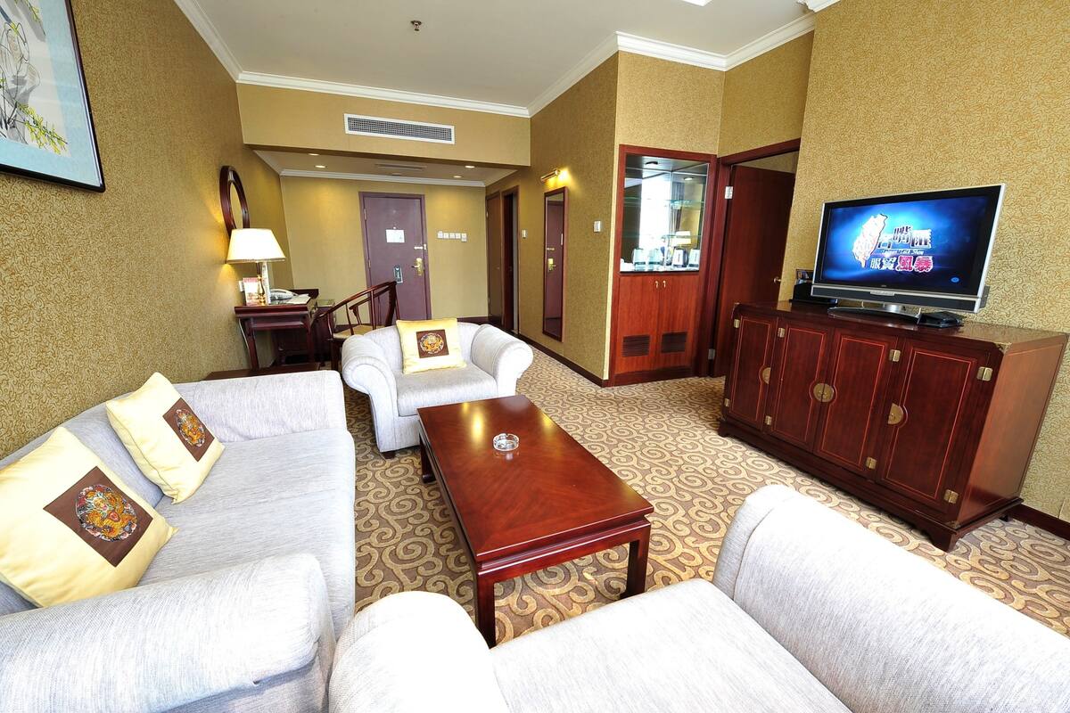 Luxury Suite | Minibar, in-room safe, desk, blackout curtains