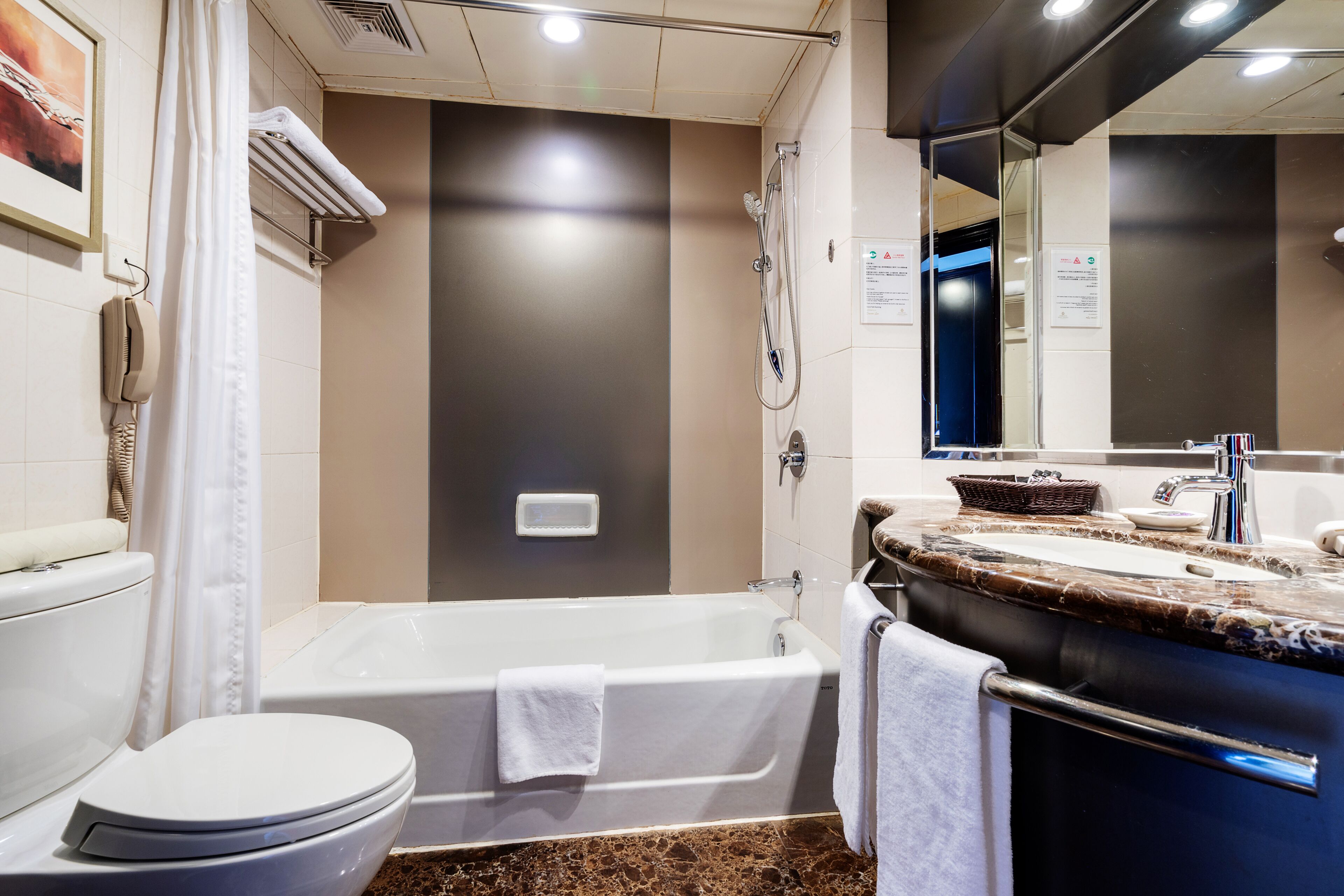 Un baño moderno con bañera, inodoro y lavamanos.