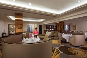 3 restaurants, breakfast, lunch, dinner served; international cuisine