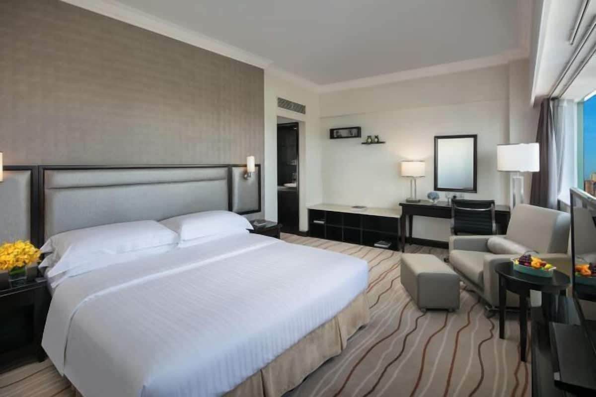 Premium bedding, down comforters, in-room safe, desk