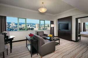 Suite | Premium bedding, down comforters, in-room safe, desk