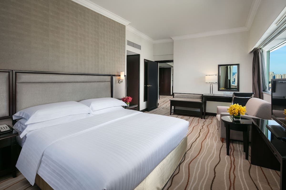 Suite | Premium bedding, down comforters, in-room safe, desk