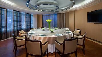 3 restaurantes; se sirve desayuno, almuerzo y cena; cocina internacional