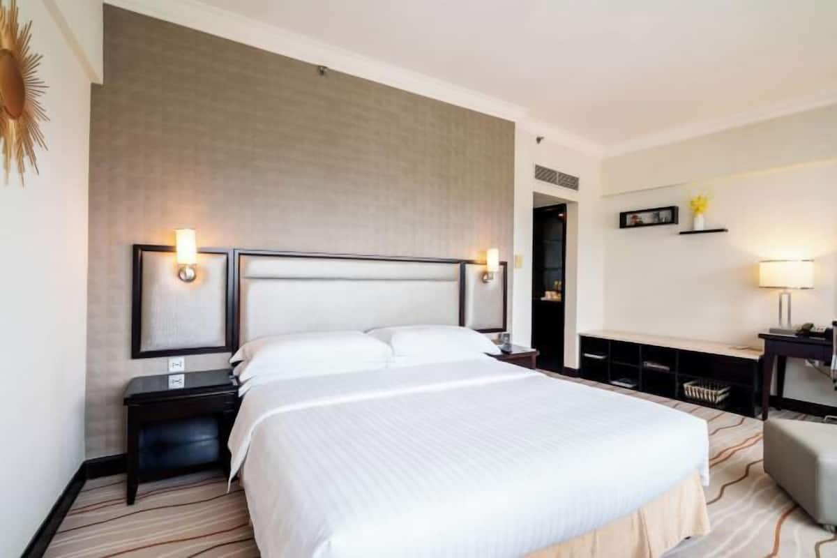 Premium bedding, down comforters, in-room safe, desk