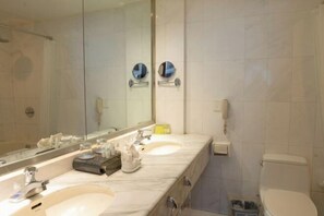A bathroom with two sinks, a large mirror, and a toilet. - Changxin International Hotel (Lanzhou)