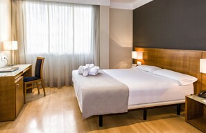 Minibar, Schreibtisch, Verdunkelungsvorhänge, schallisolierte Zimmer