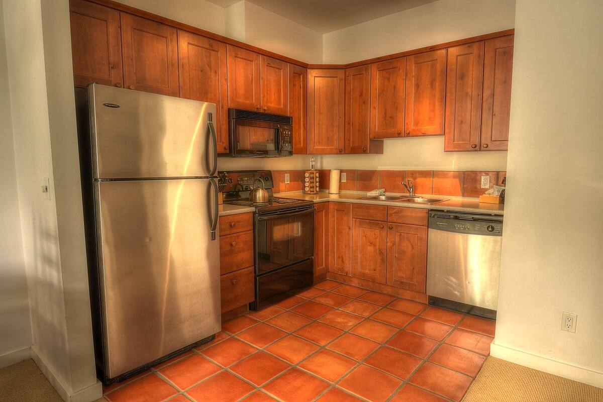 full-sized fridge, microwave, oven, stovetop