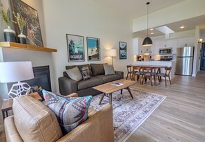 TV, fireplace, pay movies - Waters Edge Shoreside Suites (Ucluelet)