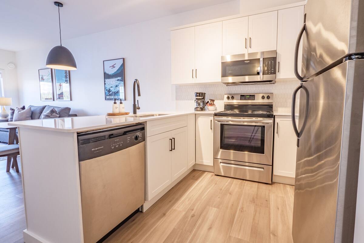 full-sized fridge, microwave, oven, stovetop