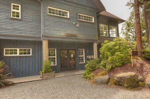 Property entrance - Waters Edge Shoreside Suites (Ucluelet)