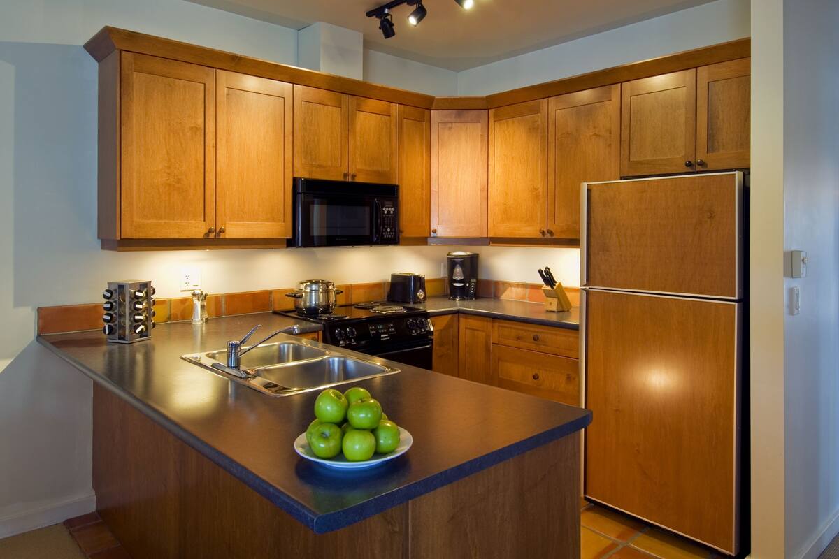 full-sized fridge, microwave, oven, stovetop