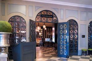 3 restaurants, breakfast, lunch, dinner served; French cuisine