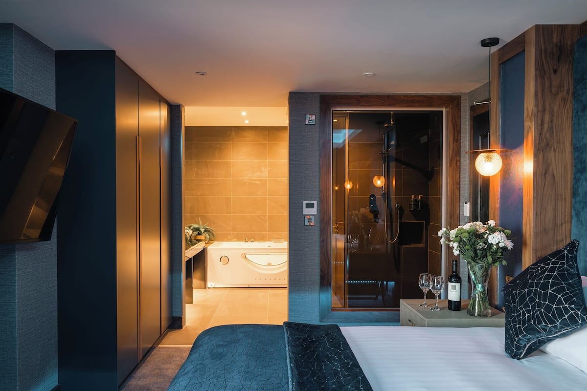 romantic double room | in-room safe, desk, soundproofing, iron/ironing board