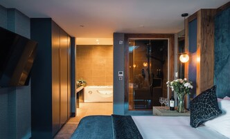 浪漫双人房 | 客房内保险箱、办公桌、隔音、熨斗/熨衣板