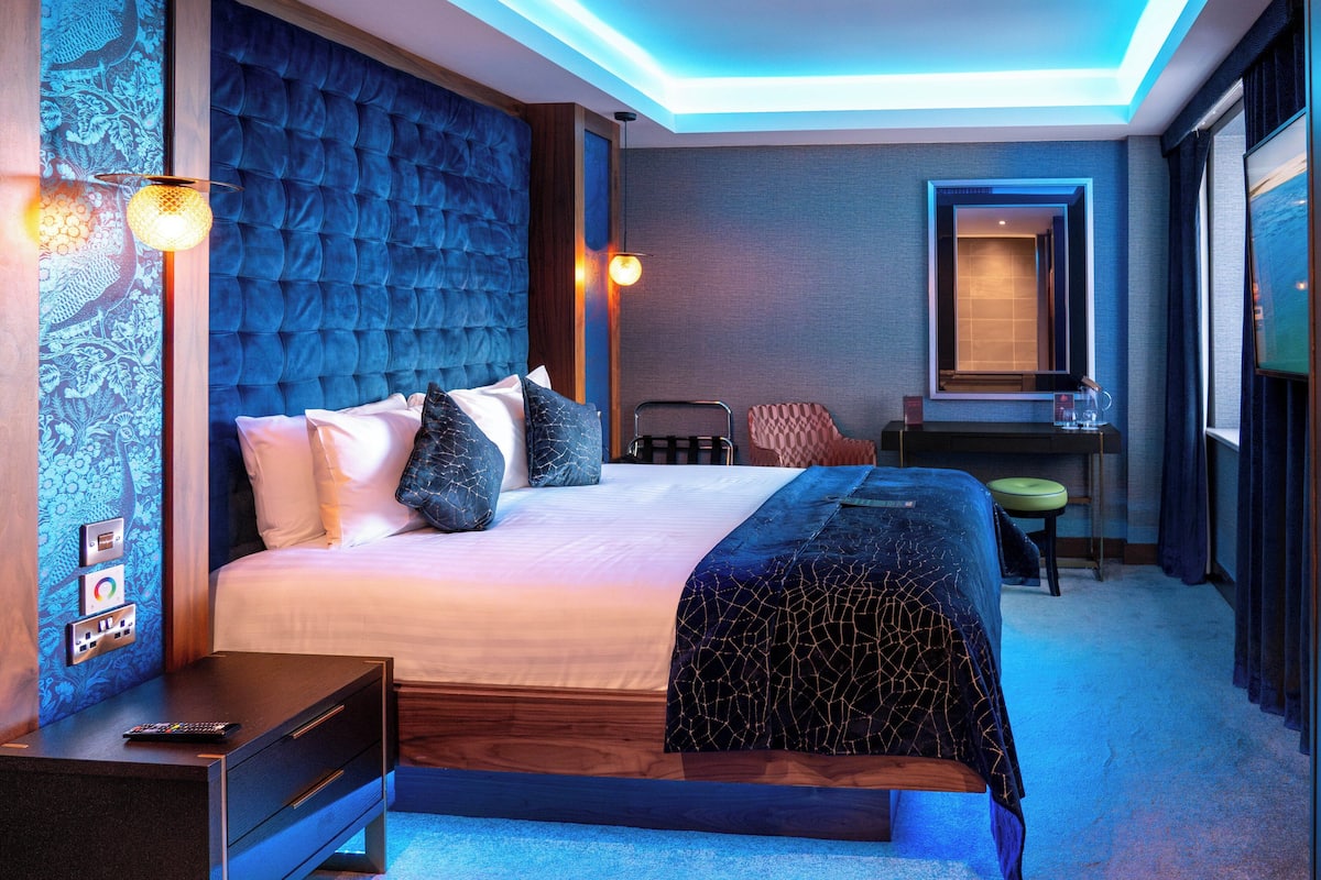 romantic double room | in-room safe, desk, soundproofing, iron/ironing board