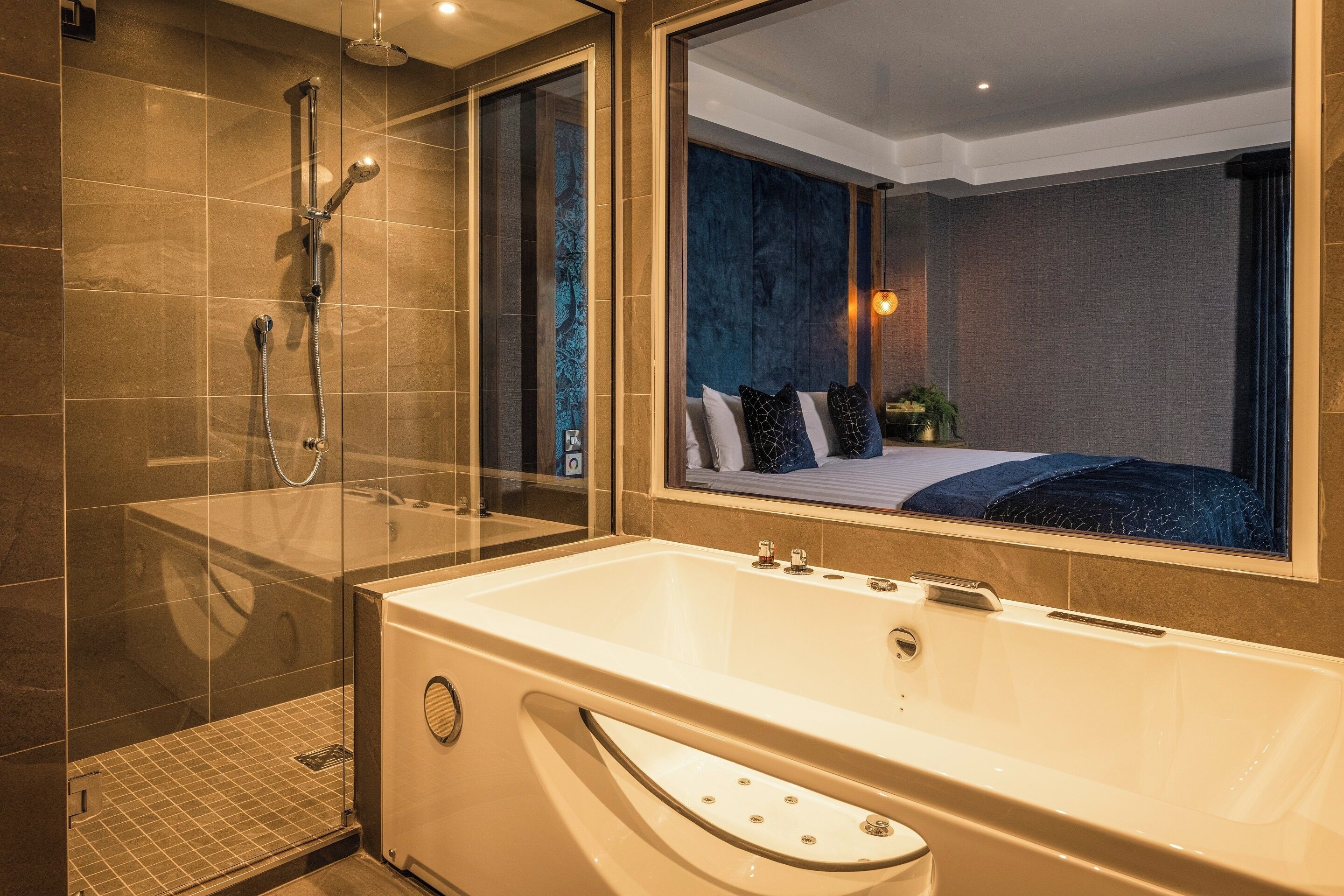 romantic double room | bathroom | combined shower/bathtub, free toiletries, hair dryer, towels