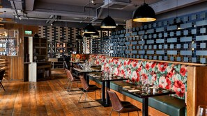 3 restaurantes, se sirven desayunos, comidas, cenas y cocina francesa