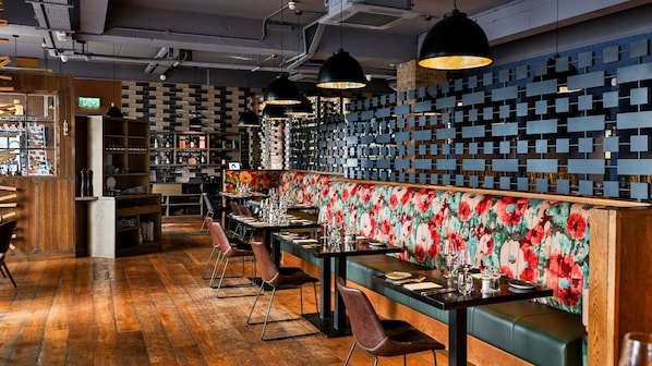 3 restaurants, servant le déjeuner et le dîner; cuisine française
