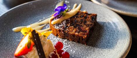 Un plato de postre con un trozo de pastel, una porción de tarta y una bola de helado.