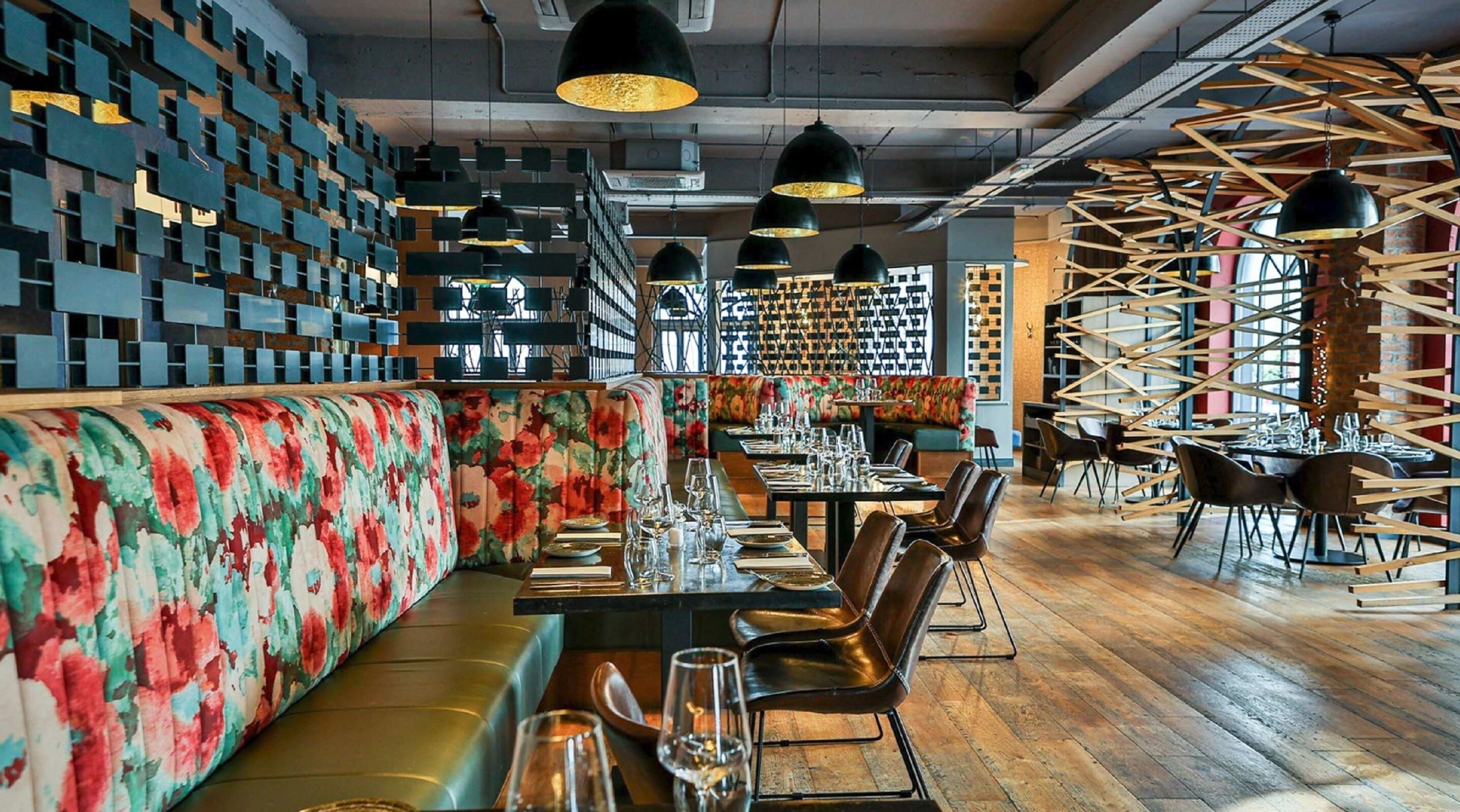 3 restaurantes, se sirven desayunos, comidas, cenas y cocina francesa